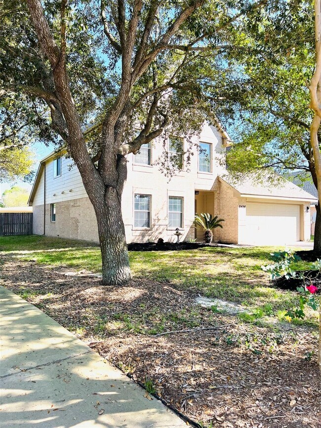 Foto del edificio - 8426 Woodland Knoll Ln