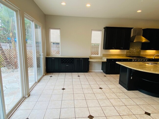 Building Photo - Spacious Encinitas home with open layout, upgraded kitchen, and private backyard