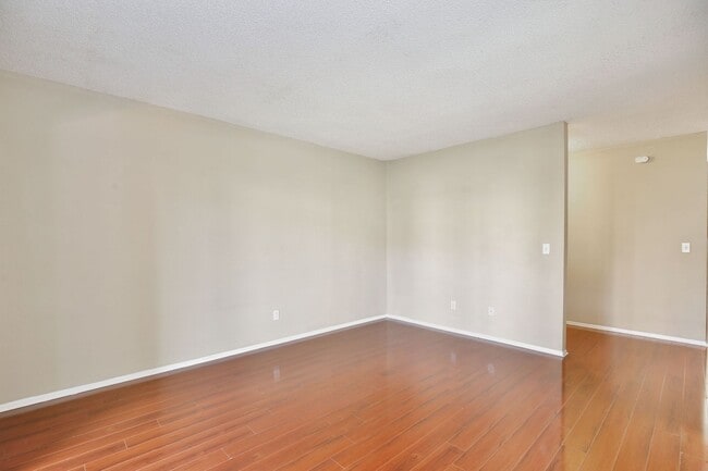 Building Photo - Beautiful 2/2 Condo with Full Lawn Care Included Located in Hawthorne Village – Orlando!