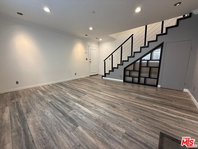 Building Photo - 1043 Thompson Ave