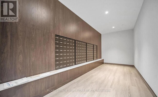 Photo du bâtiment - 8010 Derry Rd