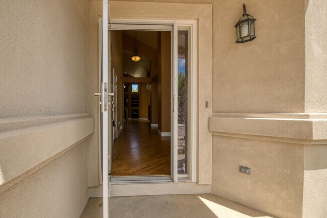 Foto del edificio - Beautiful home with 5 bedrooms, 3 1/2 bathrooms, 3-car garage available now!