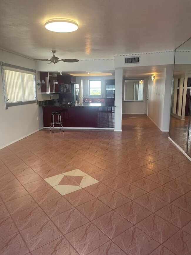 Foto del edificio - Stunning 8th floor Riverfront Condo