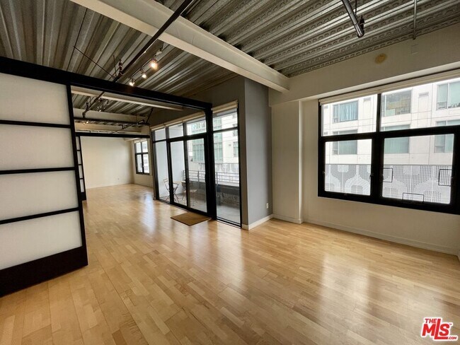 Building Photo - 330 W 11th St