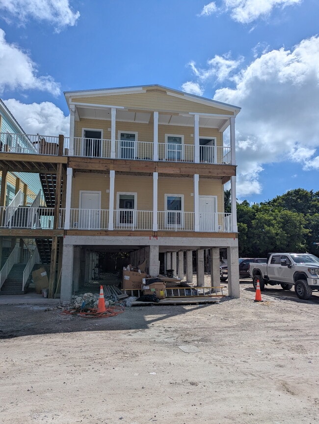 Building Photo - Coco Palms