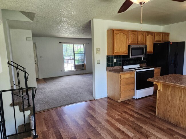 Building Photo - Spacious 4 bed 2.5 Bath Split level home o...