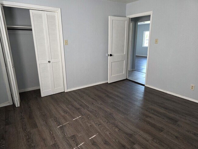 Building Photo - 404 S Spruce Ave