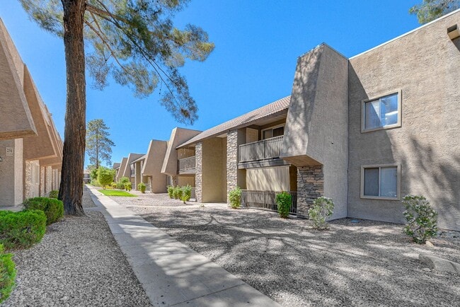 Building Photo - SINGLE BEDROOM CONDO IN GUARD GATED COMMUN...