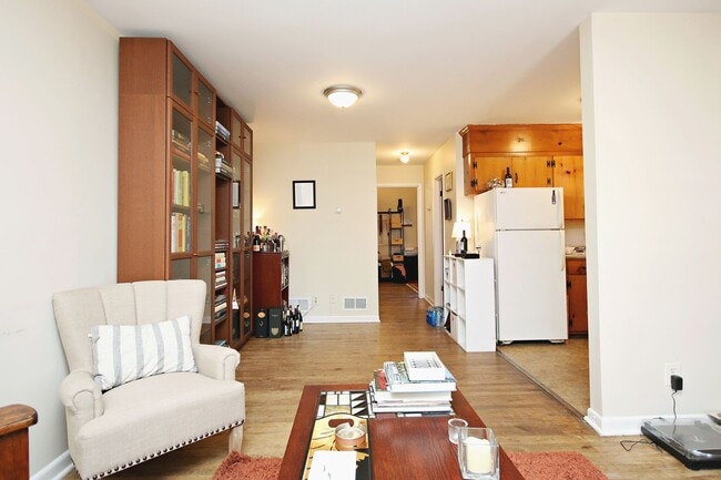 Building Photo - Walkable 1BR Off-Grounds UVA Apartment For 2026–2027 Academic year