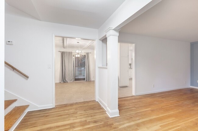 Foto del edificio - Spacious 3bd/2ba w/ 2 Car Garage and Large...
