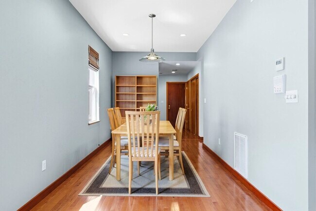Foto del edificio - 419 E 3rd St