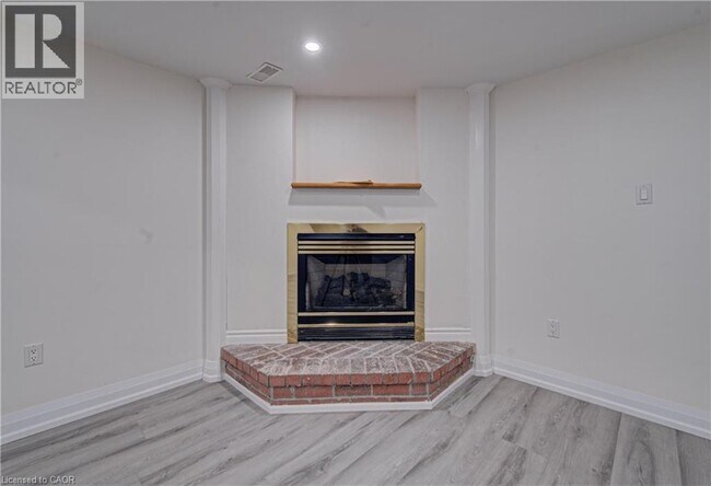 Photo du bâtiment - 383 Rexford Dr