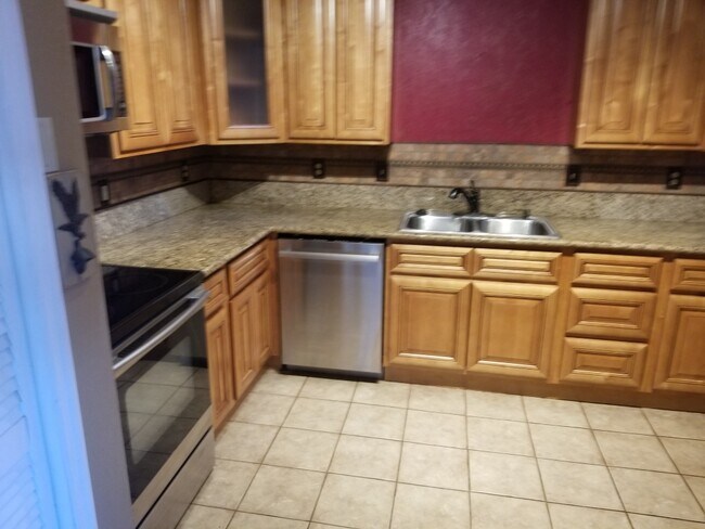 Full kitchen - 4929 Brainerd Rd