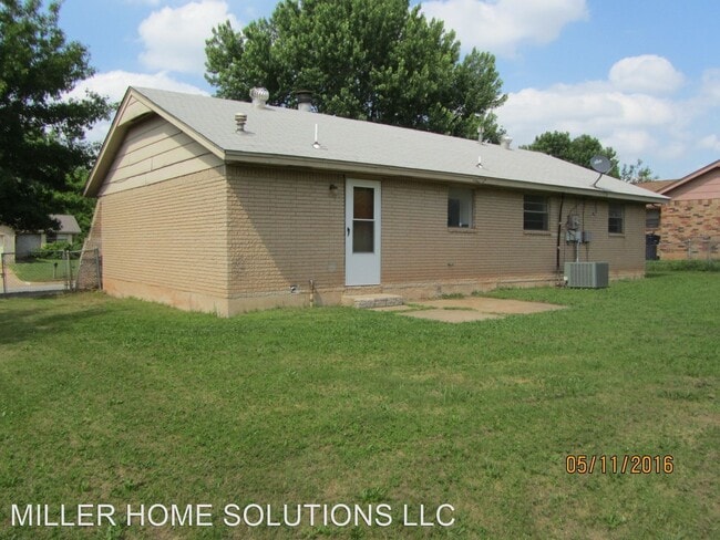 Building Photo - 3 br, 1 bath House - 2504 SE 46th St