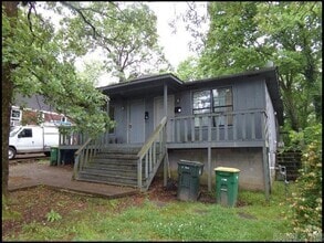 Building Photo - 610 S Maple St