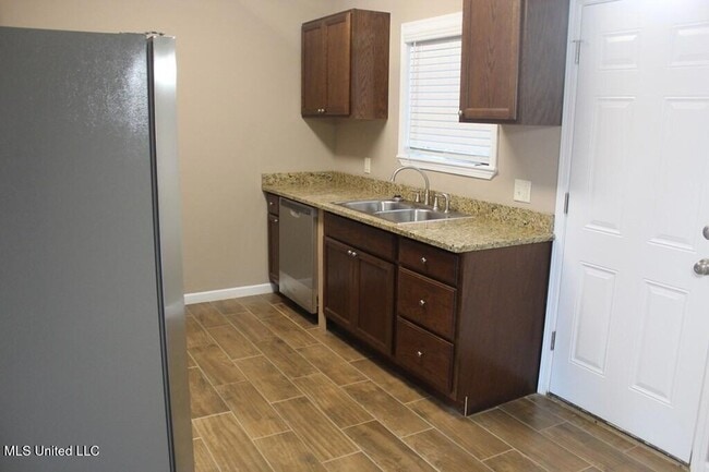 Building Photo - 1007 Bassett Dr