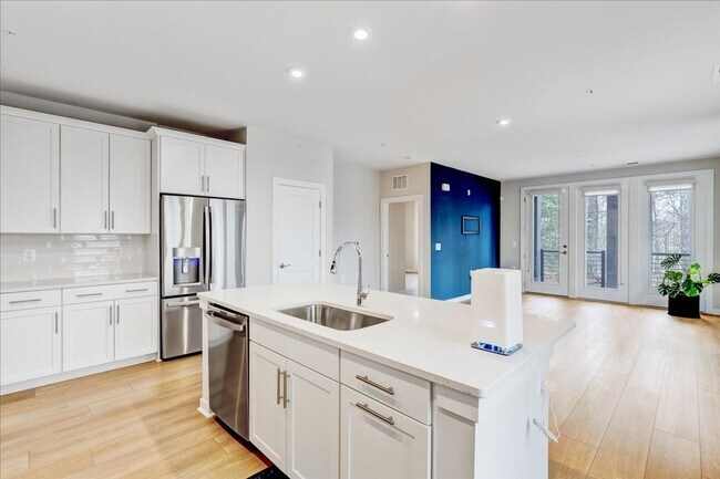Building Photo - Modern 2-bedroom, 2-bath apartment