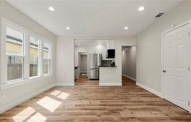 Building Photo - 747 N Wilton Pl
