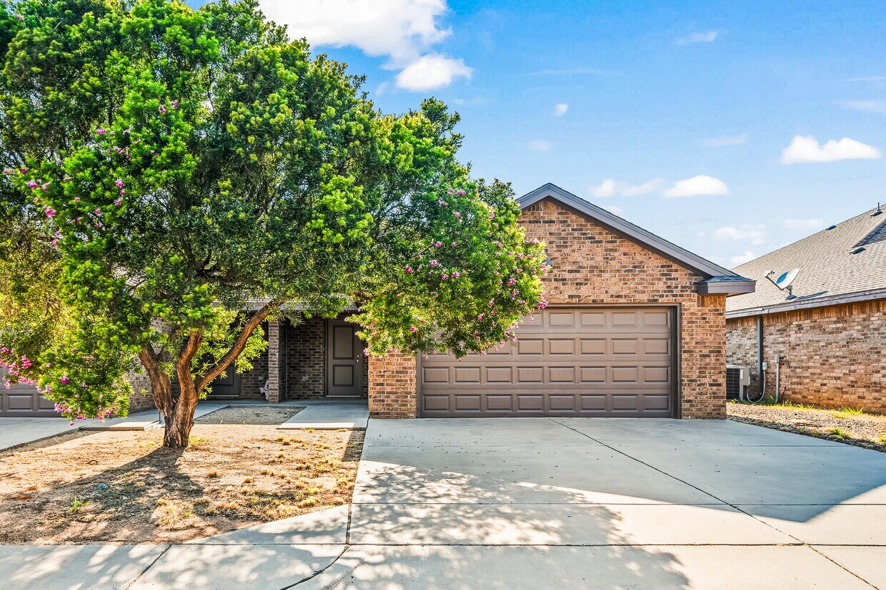 Foto principal - Spacious 3-Bedroom Duplex with 2 Full Bath...