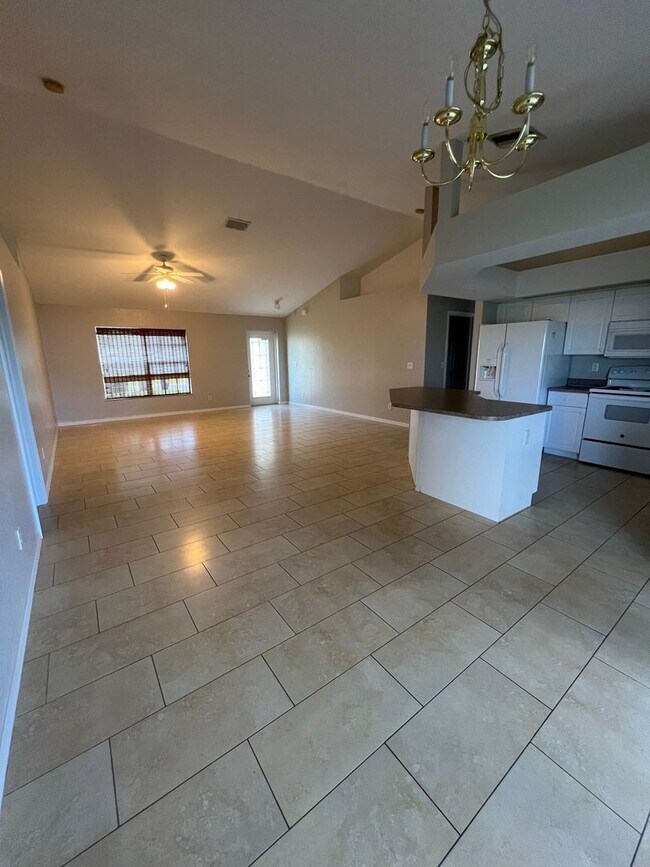 Building Photo - 3/2/2 with Fenced Yard! Available NOW!!