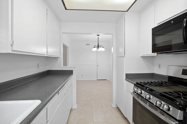 Building Photo - End Unit Condo Home in Woodbridge