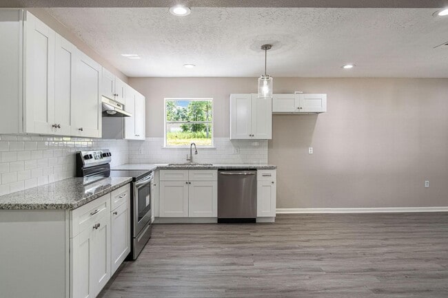 Foto del edificio - Updated 4 bedroom, 3 bath, single story house on a 20500 sq ft lot in Roman Forest!! Upgrades inc...