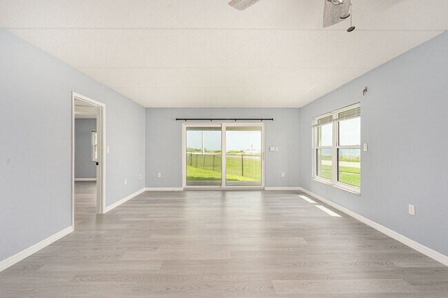 Foto del edificio - BEAUTIFUL OCEAN FRONT CONDO WITH UTILITIES...