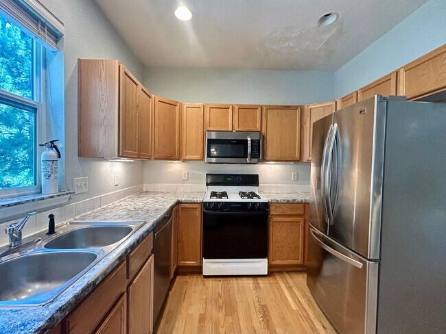Foto del edificio - Beautiful 2BR Townhome Available For Rent ...