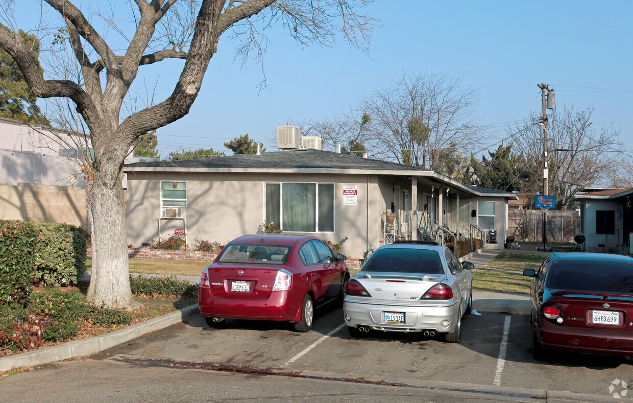 Primary Photo - Petty Manor