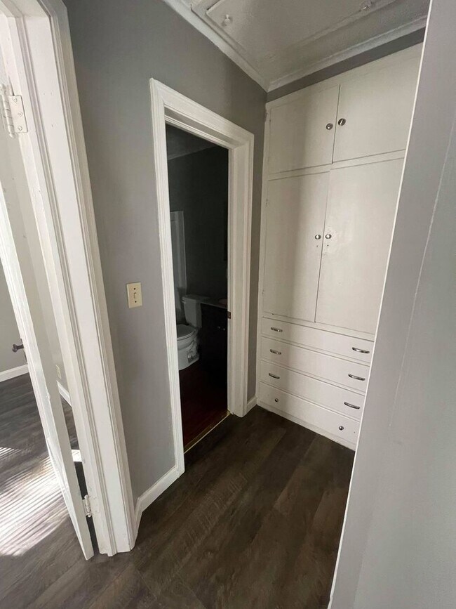 Building Photo - Super cute and spacious!