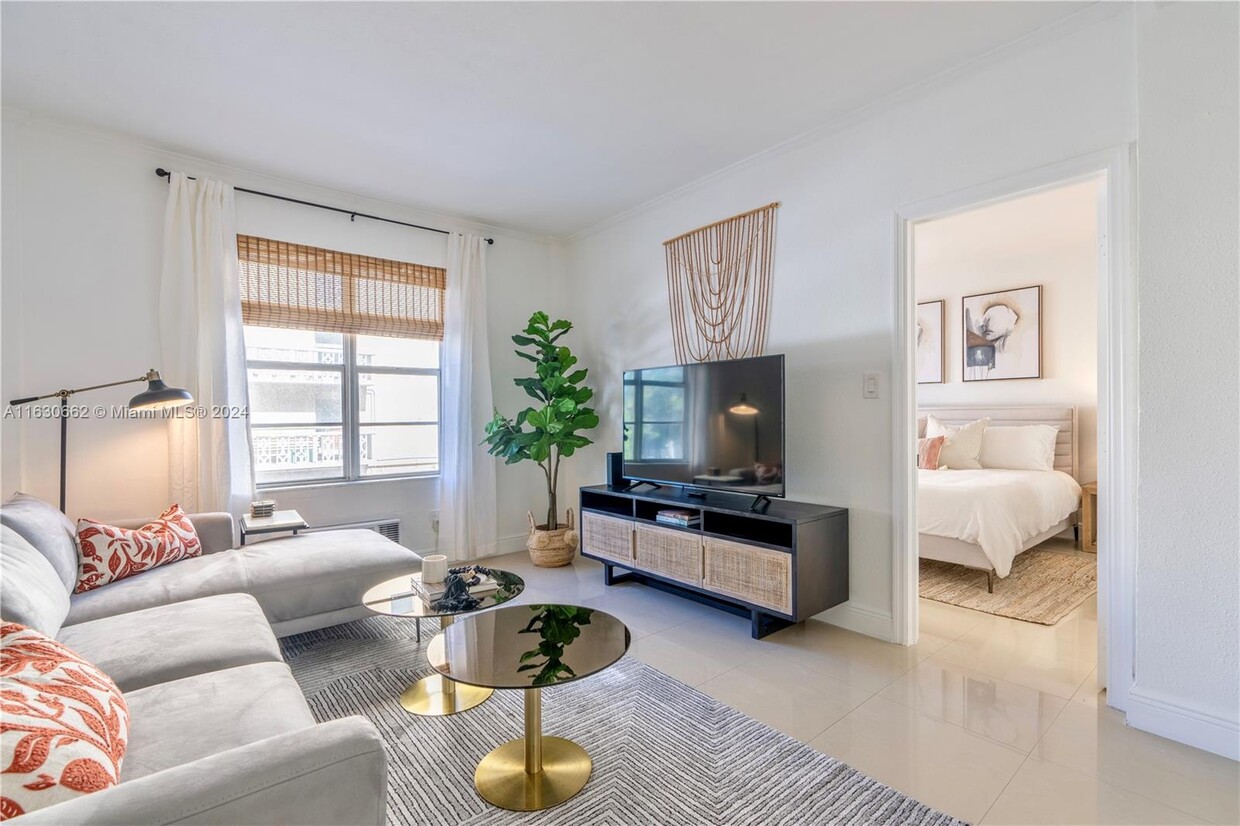 Primary Photo - 3030 Collins Ave