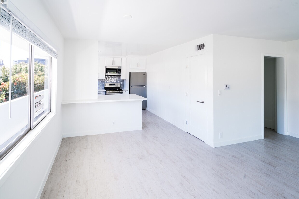 Foto principal - 1005 S Barrington Ave