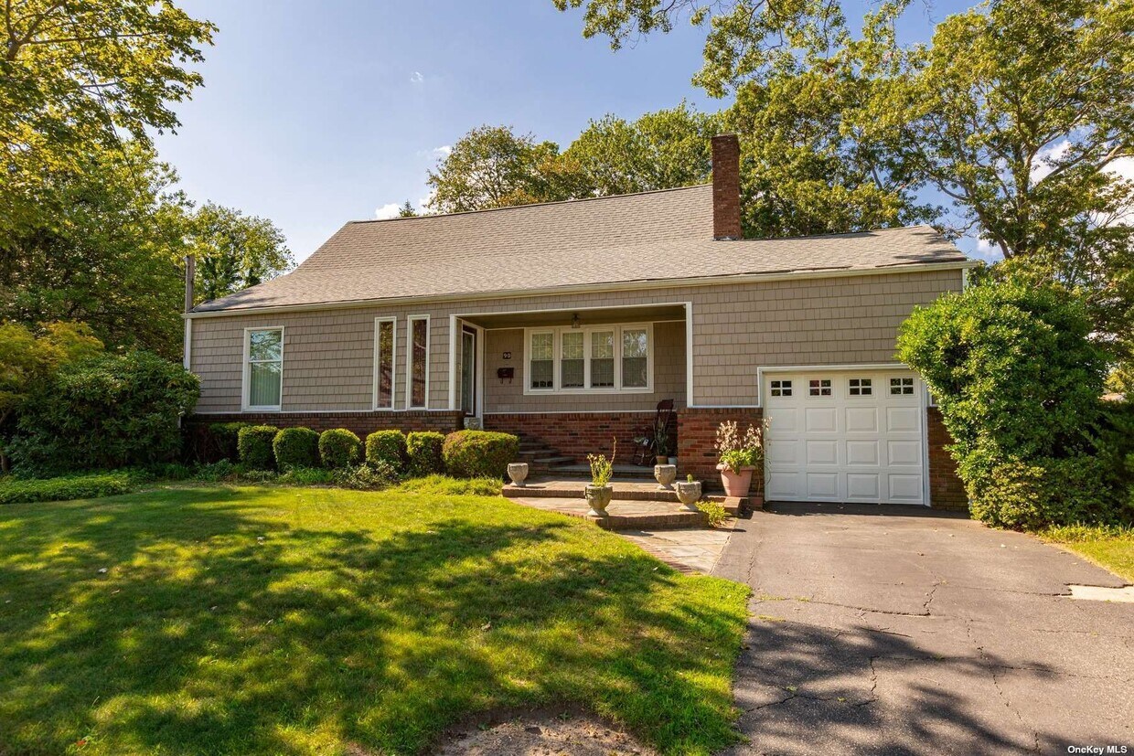 90 Reade Ave, Lindenhurst, NY 11757 Room for Rent in Lindenhurst, NY