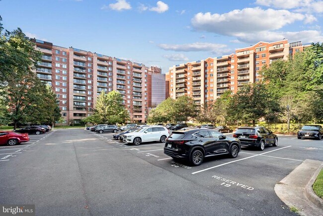 Foto del edificio - 2230 George C Marshall Dr