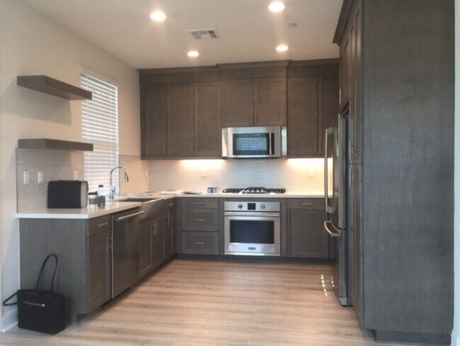 Building Photo - Desirable Coastal Townhome in Vista