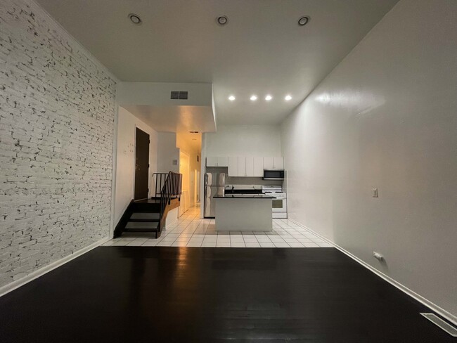 Building Photo - 1459 W Lexington St