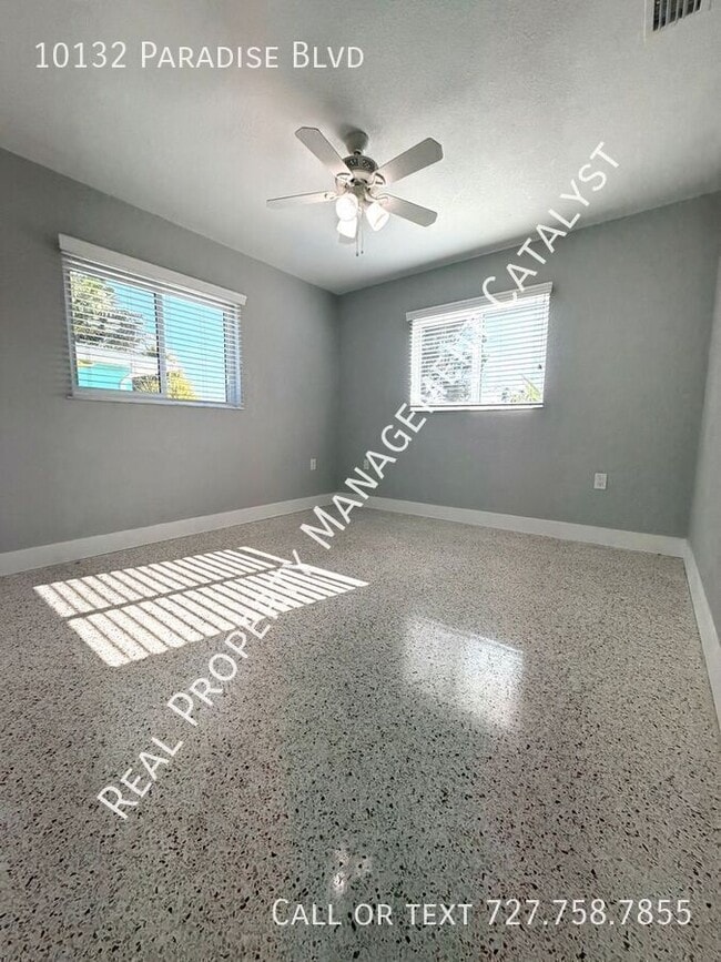 Foto del edificio - 10132 Paradise Blvd