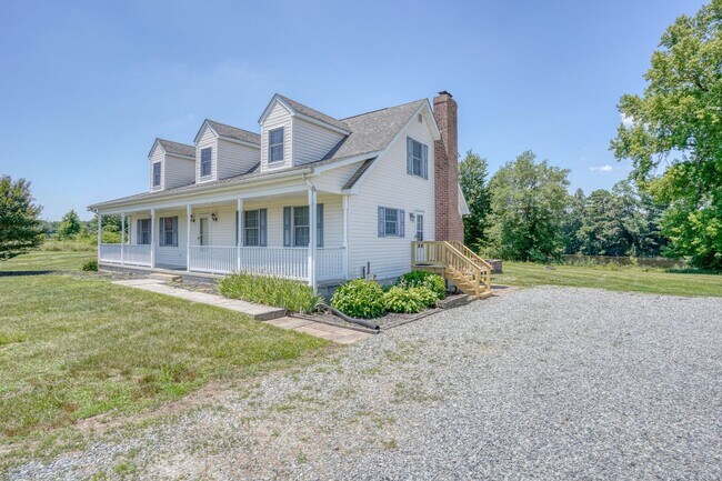 Foto del edificio - Just What You Have Been Looking For a First Floor Primary Bedroom Suite in a Quaint Country Setting