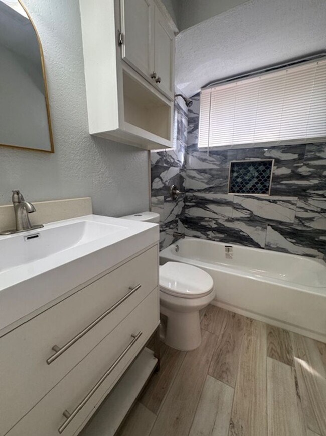 Foto del edificio - $300 off your move in by June 1st!   Newly remodeled 3 bed 1 bath garage conversion with monitore...
