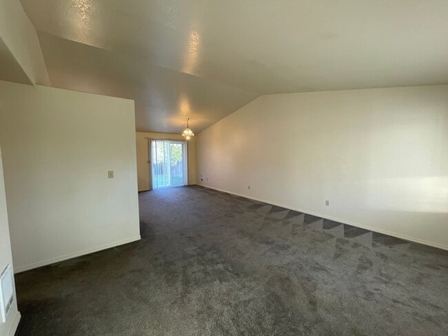 Foto del edificio - 3 Bedroom / 2 Bathroom Home in SW Redmond