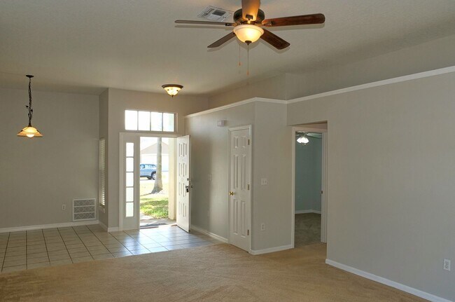 Foto del edificio - 3 bed 2 bath single family home with 2 car...