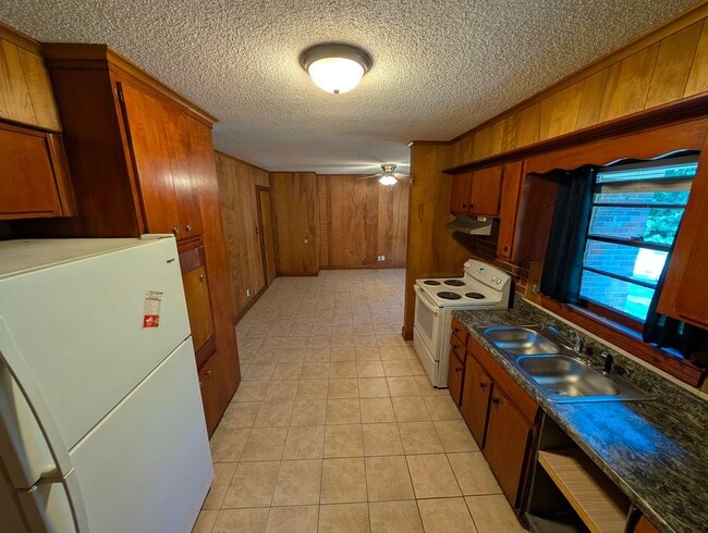 Building Photo - 3 Bedroom, 1.5 Bath Home with HVAC & Fence...