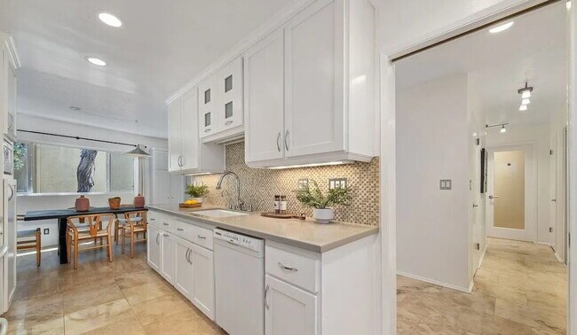 Foto del edificio - Spacious and  light-filled one-bedroom, on...