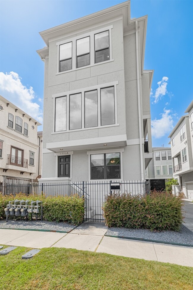 Building Photo - 1320 W 25th St