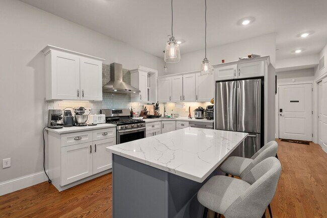 Building Photo - 338 Meridian St