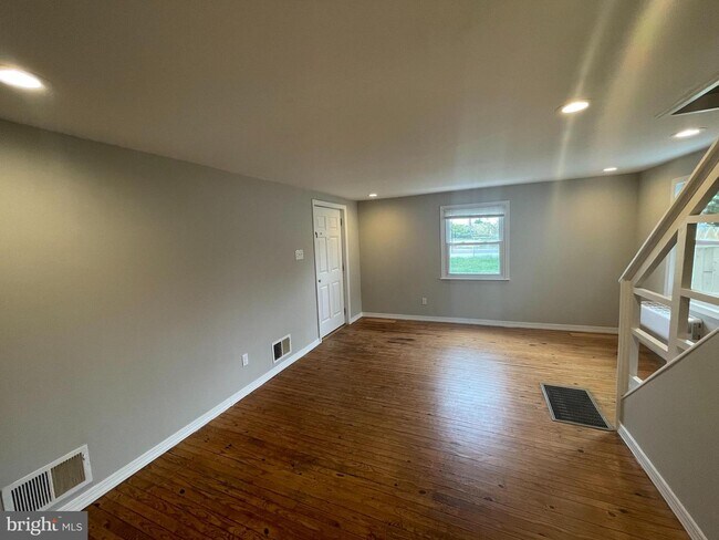 Building Photo - 10 Green Ln