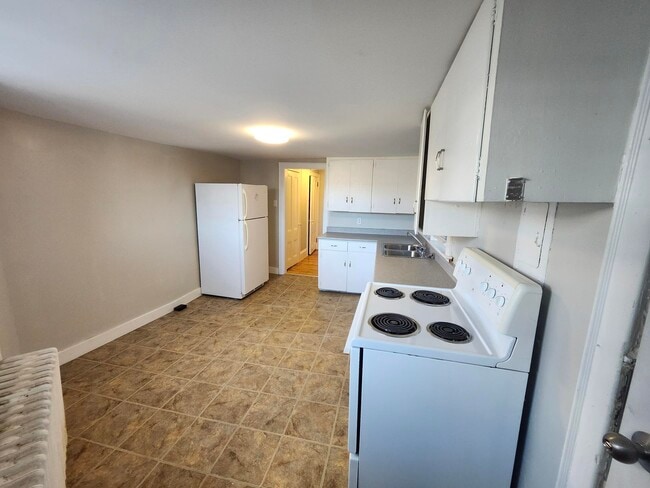 Building Photo - 77 Hazen St