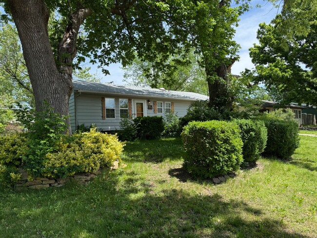 Building Photo - 3 bedroom 1 bath with fenced yard