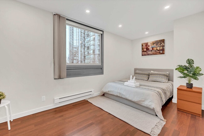 Building Photo - 1275 Alberni St