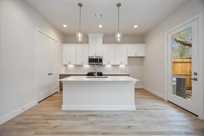 Building Photo - 6109 Campos Dr